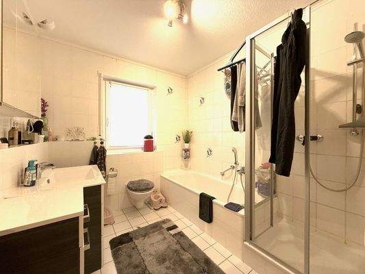 Bad mit Wanne und Dusche