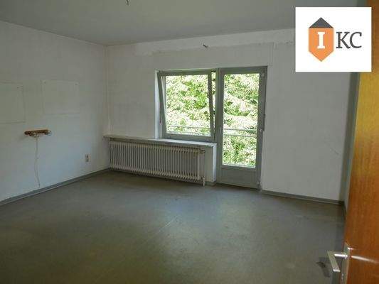 Zimmer mit Zugang zum Balkon