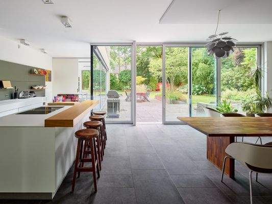 Drinnen und Draußen verschwimmen in der modernen Architektur des Hauses