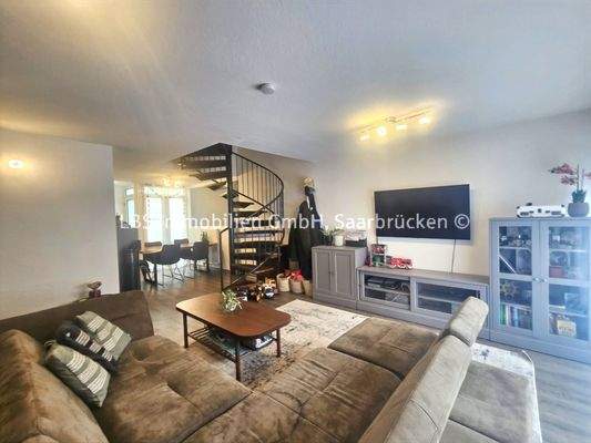 Wohnzimmer mit Blick zum Esszimmer