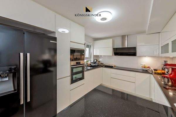 hochwertige Küche im EG