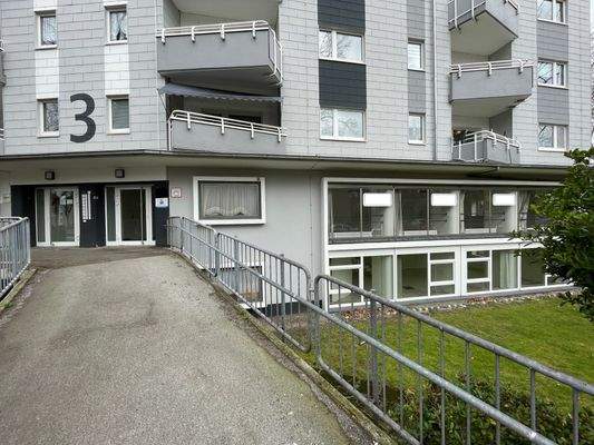 Gebäudeansicht mit Eingang