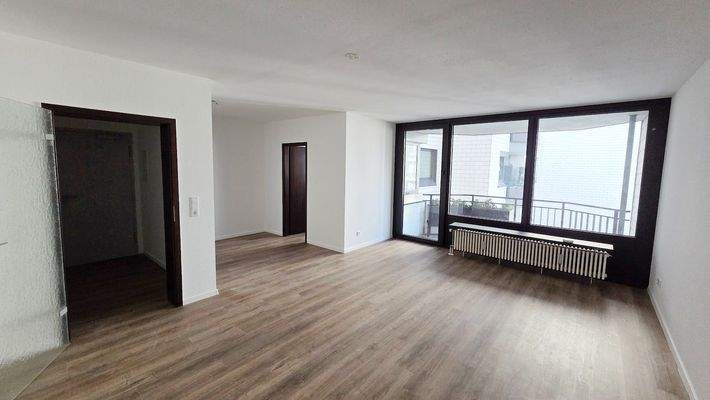 Wohnen/Essen + Zug. Küche