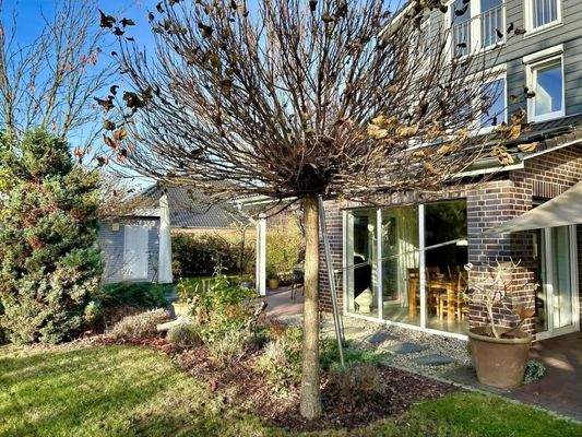 Rückwärtige Hausansicht mit Garten