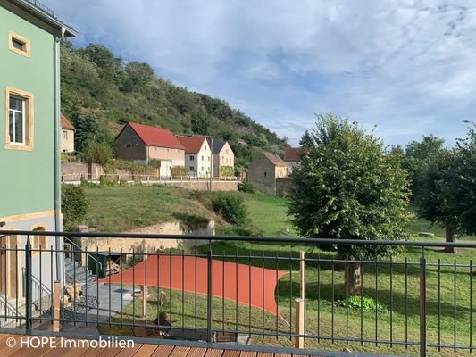 Blick vom Balkon Richtung Straße