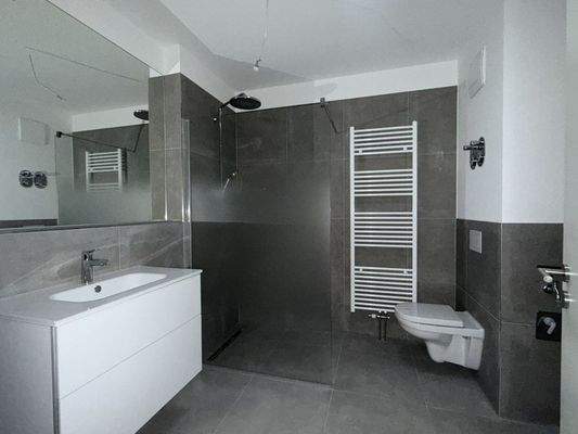 Badezimmer mit ebenerdiger Dusche & Oberlicht