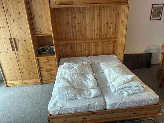 Schrankbett im Wohnzimmer