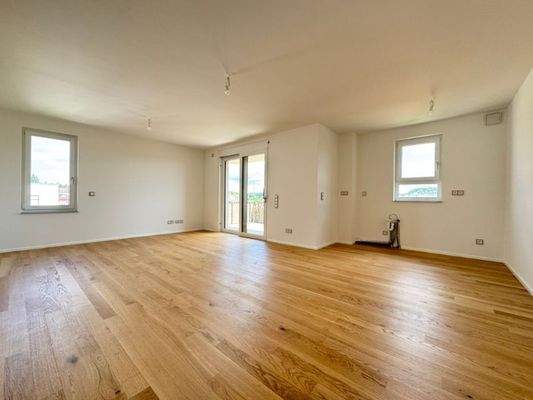 Wohnzimmer mit offener Küche