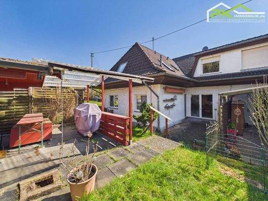 Sitzbereich vor Gartenhütte