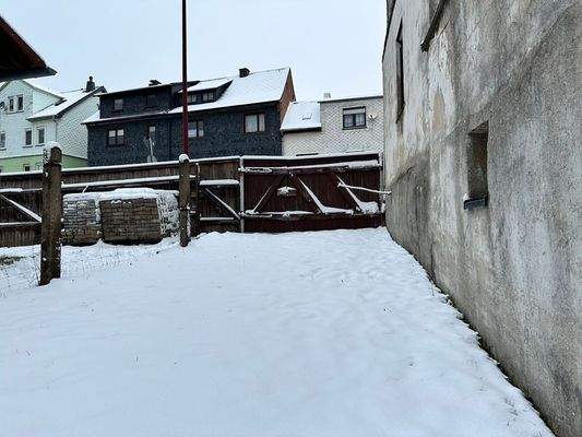 Einfahrt und Stellplätze für PKW