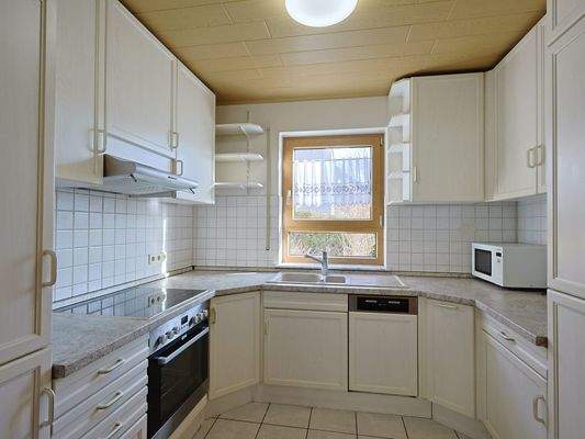 Separate, helle Küche mit Blick auf den hübschen Vorgarten