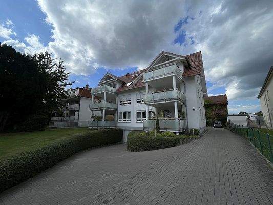 Hausansicht mit Zufahrt