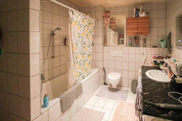 Badezimmer mit Dusche und Badewanne