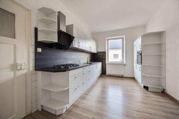 Zeitlose Küchenzeile mit ausreichend Arbeitsfläche und Gasherd | Wohnung im 1. Obergeschoss