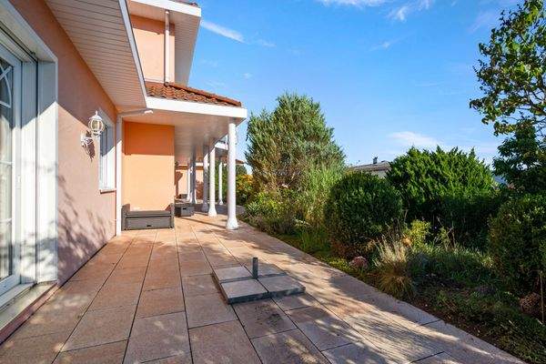 Ca. 90 m² große Terrasse – ideal zum Verweilen