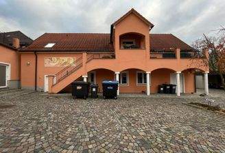 Ansicht Nebengebäude links.JPG