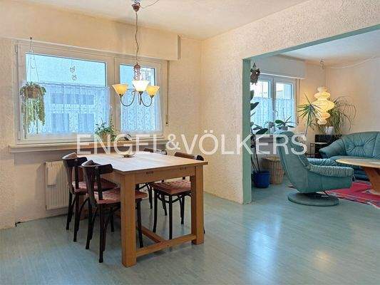 OG: Esszimmer mit angrenzendem Wohnzimmer
