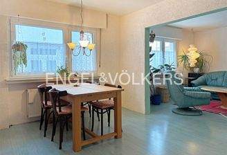 OG: Esszimmer mit angrenzendem Wohnzimmer
