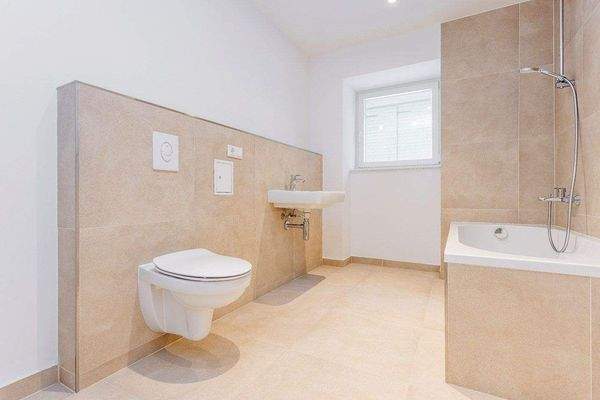 Elegantes Wannenbad mit Fenster