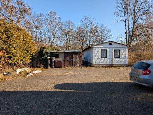 Baracke und Garage.jpg