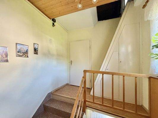 Treppenhaus und Zugang Spitzboden