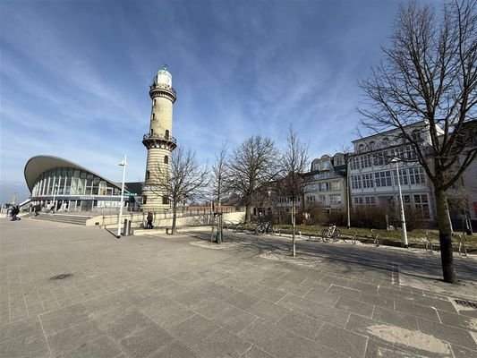 Gebäude mit Leuchtturm und Teepott