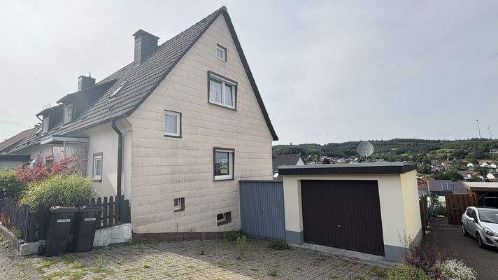 Hausansicht mit Garage