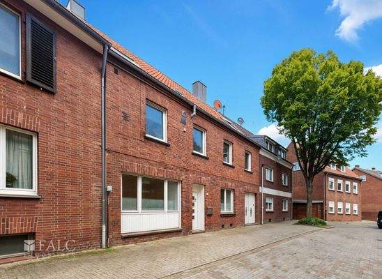 Front und Straßenansicht