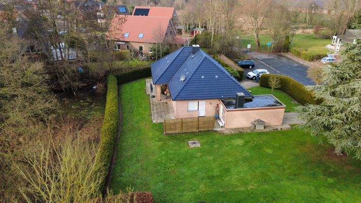 182.Süd-Ost-Seite des Bungalows mit Garage und Terrasse.jpeg