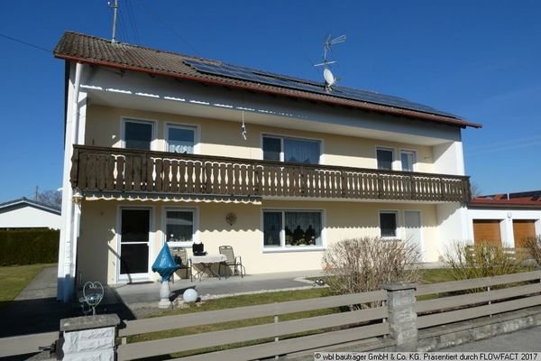 Hausansicht Süd mit Doppelgarage rechts