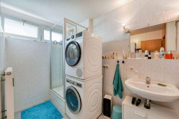 Bad mit Fenster &amp; Dusche