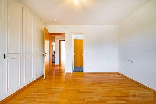 Wohnung 2: Schlafzimmer mit direktem Zugang zum Bad