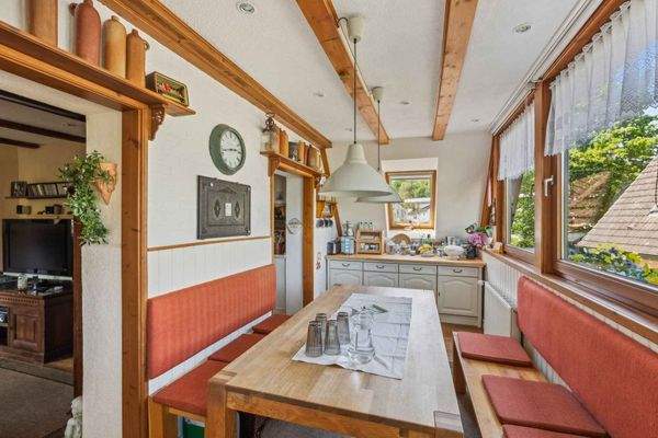 2. Wohneinheit: Essbereich mit angrenzendem Wohnbereich und Küche 