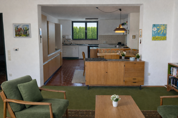 Blick vom Wohnzimmer in die Küche