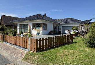 Ansicht vom Bungalow und der Doppelgarage