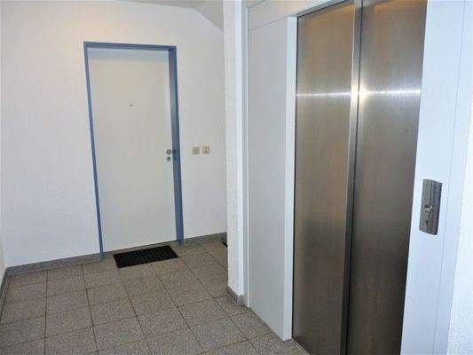 Treppenhaus mit Aufzug