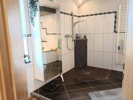 Dusche mit Bodenablauf