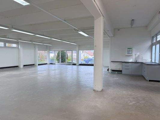 großer Raum mit Teeküche