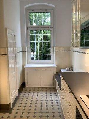 Küchenfenster mit Sitzbank, Speisekammer