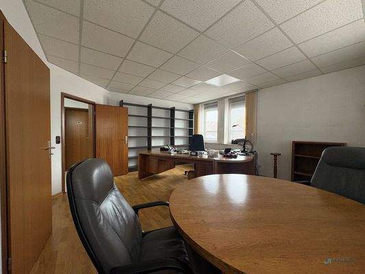 Büro links hinten vom Fenster