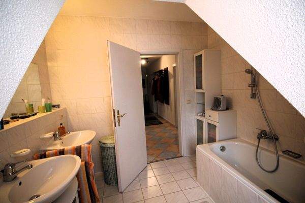 Bad mit Blick in den Flur