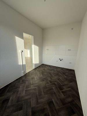 Leerer Raum mit Fliesenboden