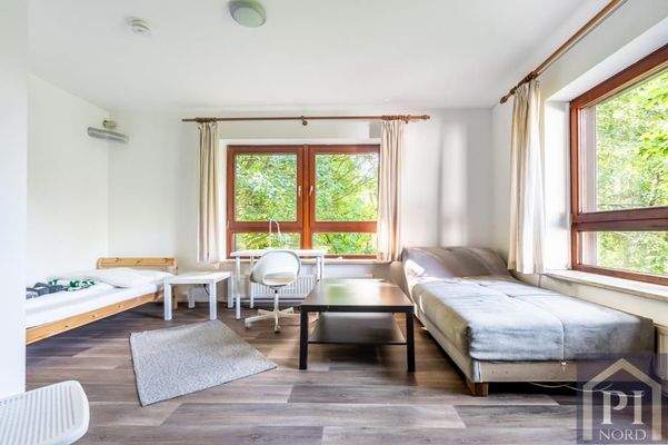 Großes Zimmer mit Tiefen Fenstern