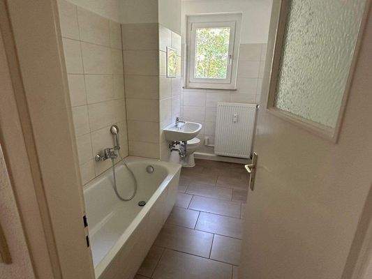 Bad mit Wanne und Fenster.jpg