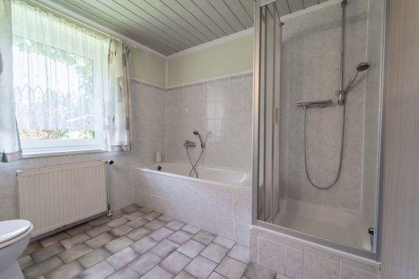 Bad  im EG mit Dusche und Wanne 