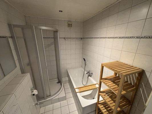 Bad mit Wanne und Dusche