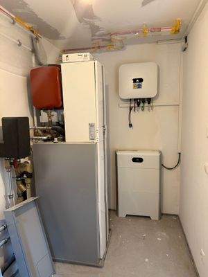 Technikraum mit Wärmepumpe