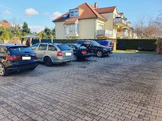 PKW-Stellplatz auf dem abgeschlossenen Grundstück