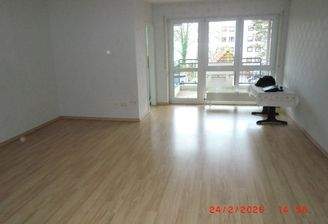 großes, helles Wohnzimmer mit Balkonzugang