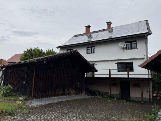 Rückansicht mit Holzschuppen